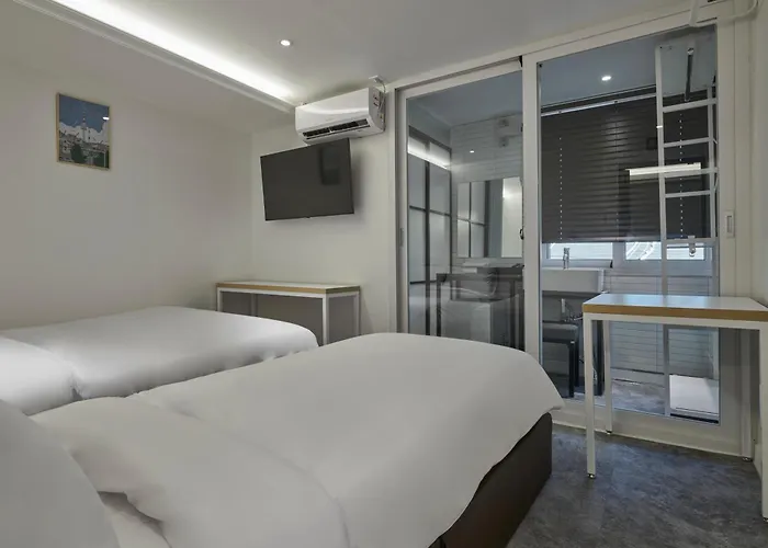 Eight Rest Myeongdong Hostel *