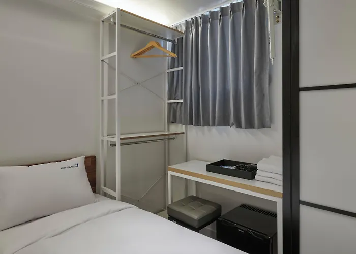 Eight Rest Myeongdong Hostel *